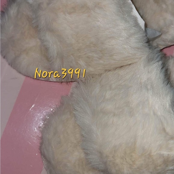 PINK VS Faux Fur Slipper size Medium NIP - Picture 5 of 8